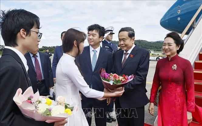 Chủ tịch Quốc hội Trần Thanh Mẫn và Phu nhân đến thủ đô Seoul, bắt đầu thăm chính thức Hàn Quốc. Ảnh: TTXVN