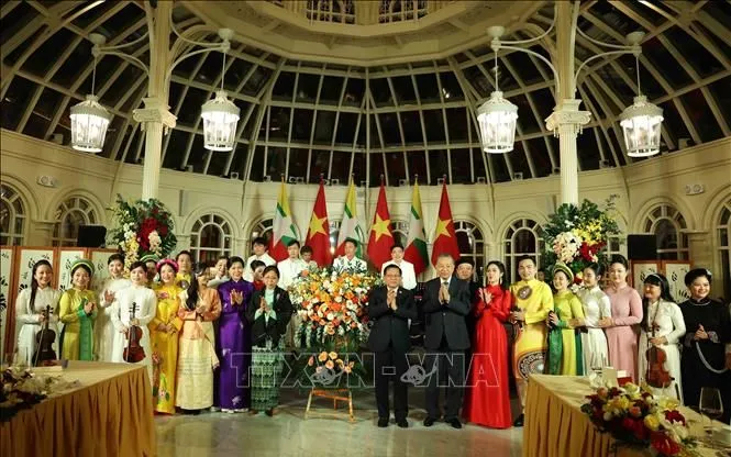 Tổng Bí thư, Chủ tịch nước Tô Lâm và Phu nhân Ngô Phương Ly với Tổng thống Cộng hòa Liên bang Myanmar Min Aung Hlaing và Phu nhân Kyu Kyu Hla với các nghệ sỹ biểu diễn tại tiệc chiêu đãi. Ảnh: Thống Nhất/TTXVN