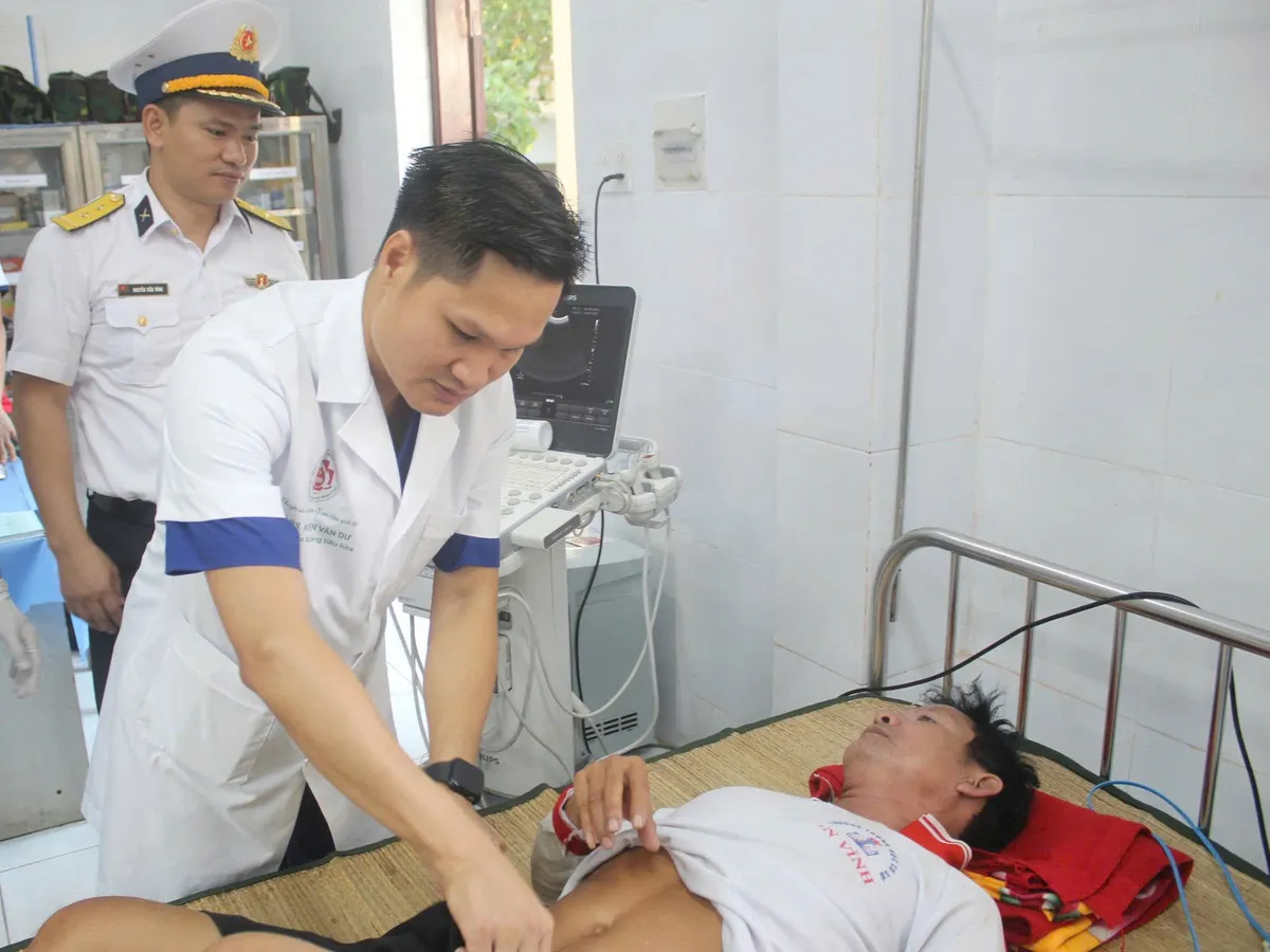 Cấp cứu kịp thời ngư dân gặp sự cố sức khỏe trên vùng biển Trường Sa - Ảnh 1.