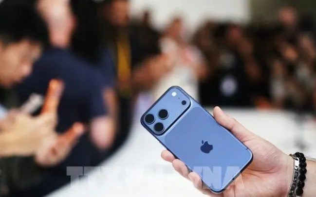 Tờ Nikkei Asia đưa tin Apple đặt mục tiêu sản xuất từ 8 triệu đến 10 triệu chiếc iPhone màn hình gập trong năm nay. Ảnh: THX/TTXVN