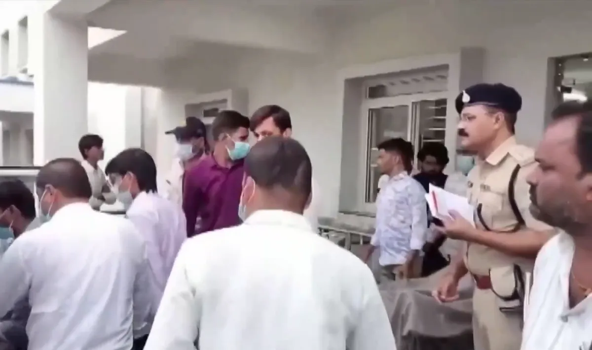 Ấn Độ: Ngộ độc rượu giả làm 11 người tử vong- Ảnh 1.