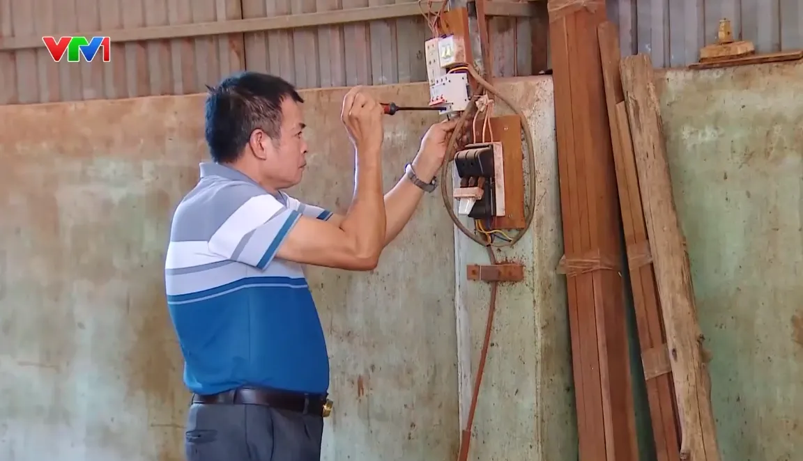 Chủ động kiểm tra, khắc phục điểm mất an toàn điện mùa mưa bão - Ảnh 1.
