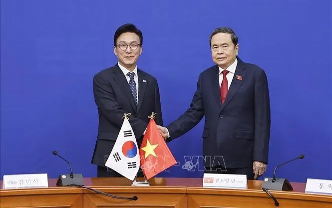 Chủ tịch Quốc hội Trần Thanh Mẫn tiếp Chủ tịch Đảng Dân chủ Đồng hành (DPK) Kim Min Seok. Ảnh: Doãn Tấn/TTXVN