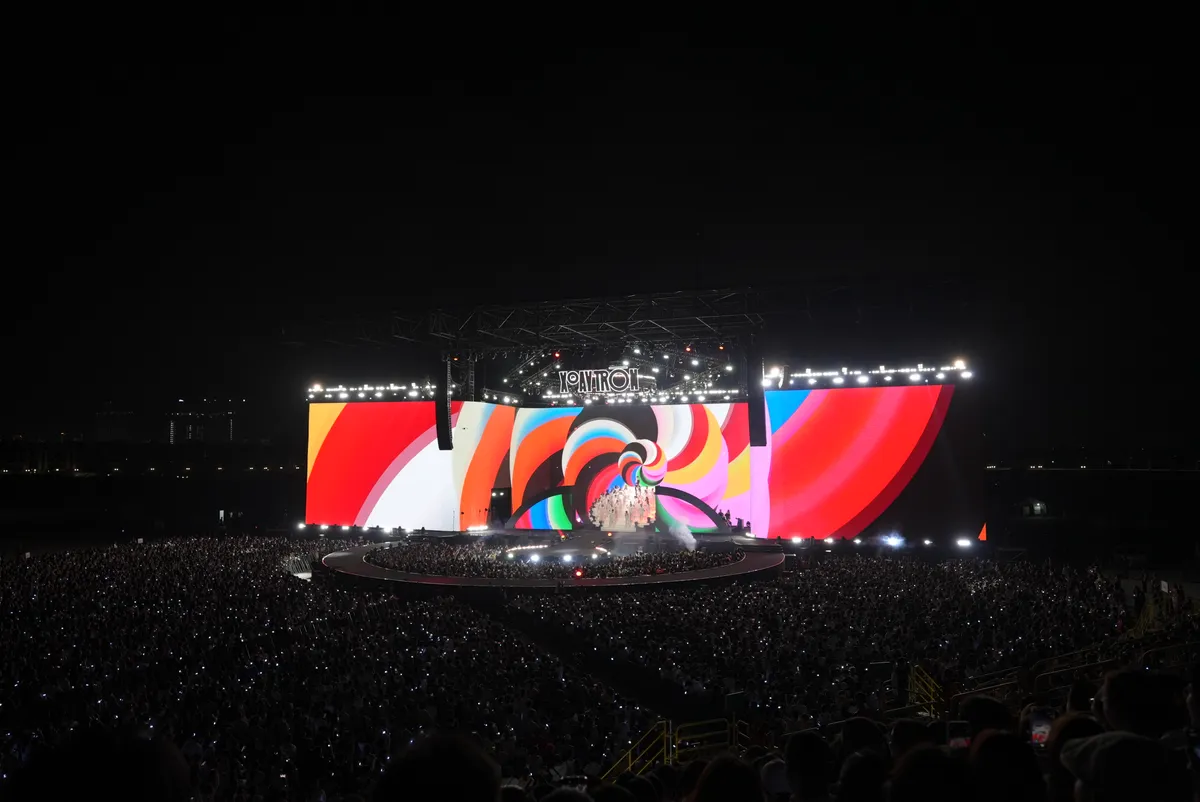 Anh t&agrave;i Ho&agrave;ng Dũng b&ugrave;ng ch&aacute;y trong concert c&aacute; nh&acirc;n với hơn 11.000 kh&aacute;n giả c&ugrave;ng h&ograve;a giọng - Ảnh 4.