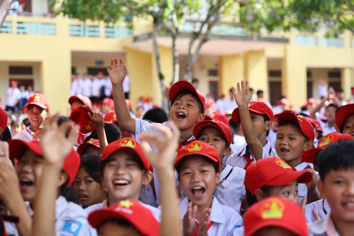 C&ugrave;ng em đến trường: Tiếp sức học sinh kh&oacute; khăn tại Kỳ Thượng- Ảnh 10.