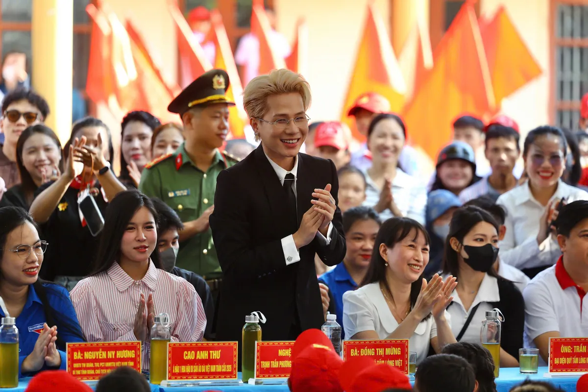 C&ugrave;ng em đến trường: Tiếp sức học sinh kh&oacute; khăn tại Kỳ Thượng- Ảnh 3.