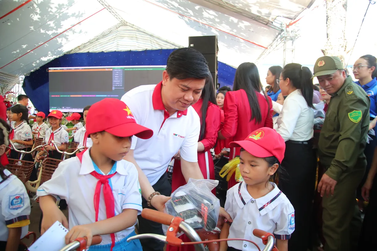 C&ugrave;ng em đến trường: Tiếp sức học sinh kh&oacute; khăn tại Kỳ Thượng- Ảnh 5.