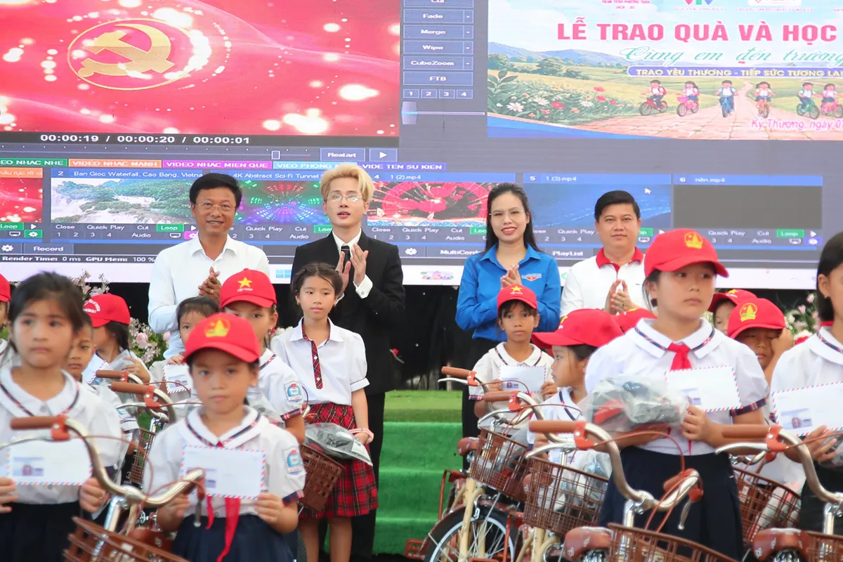 C&ugrave;ng em đến trường: Tiếp sức học sinh kh&oacute; khăn tại Kỳ Thượng- Ảnh 8.