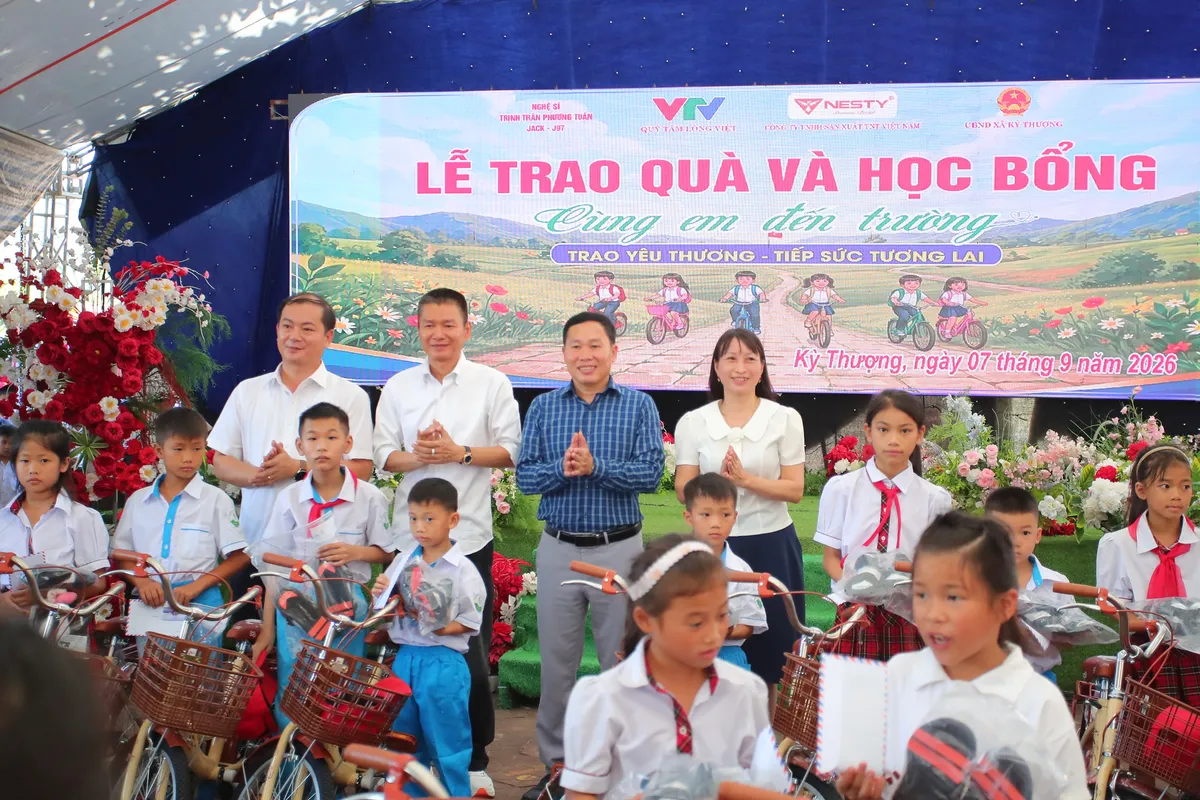 C&ugrave;ng em đến trường: Tiếp sức học sinh kh&oacute; khăn tại Kỳ Thượng- Ảnh 9.