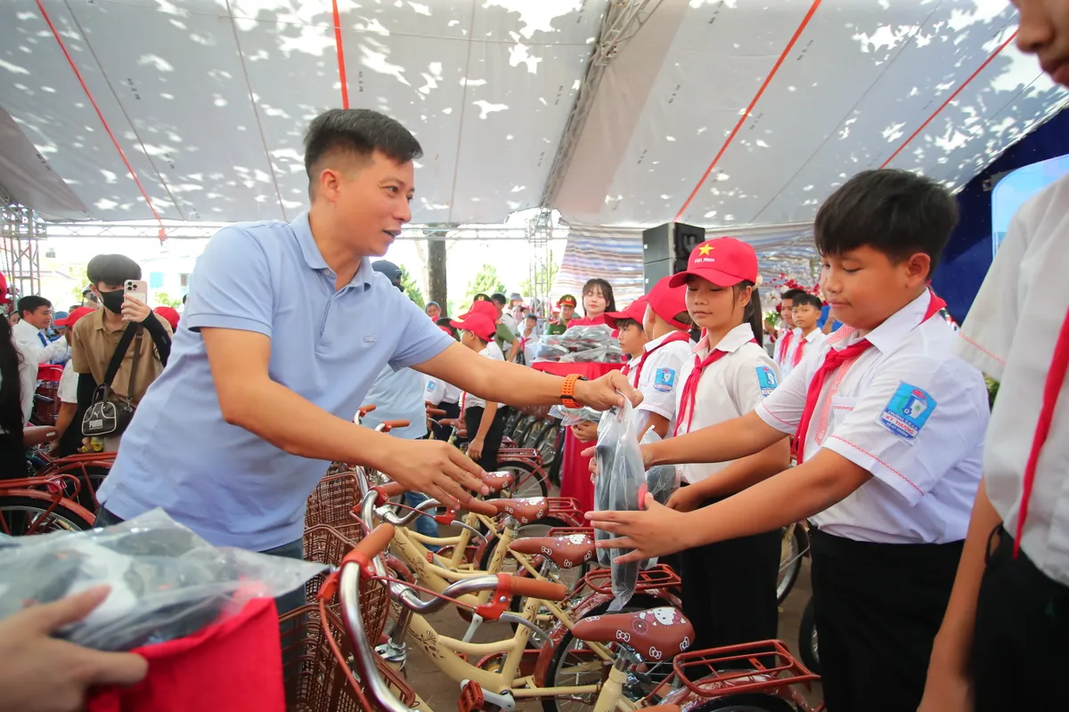 C&ugrave;ng em đến trường: Tiếp sức học sinh kh&oacute; khăn tại Kỳ Thượng- Ảnh 6.