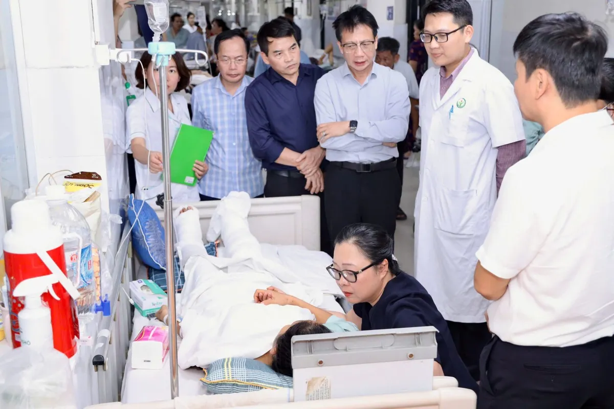 Cô giáo cứu trẻ khỏi xe tải được Bộ trưởng GD&ĐT tặng Bằng khen - Ảnh 1.
