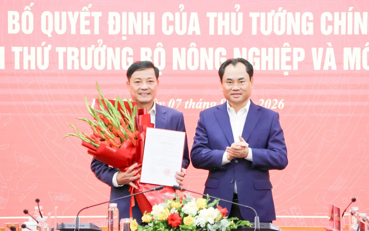 Bộ trưởng Trịnh Việt Hùng thừa ủy quyền của Thủ tướng Chính phủ trao Quyết định điều động, bổ nhiệm ông Lê Trọng Yên giữ chức Thứ trưởng Bộ Nông nghiệp và Môi trường. Ảnh: Xuân Anh