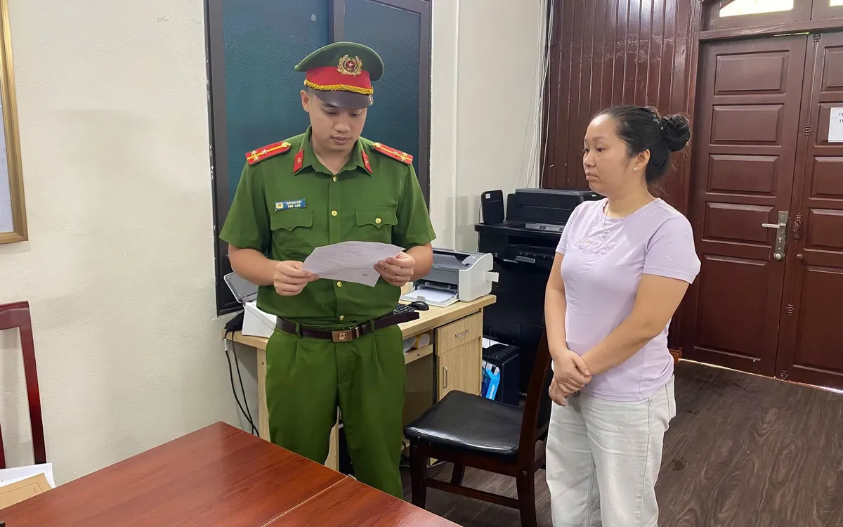 Phùng Thị Nhung (bên phải), chủ hộ Hộ kinh doanh Thắng Trần Mobile. (ảnh: Công an Hưng Yên)