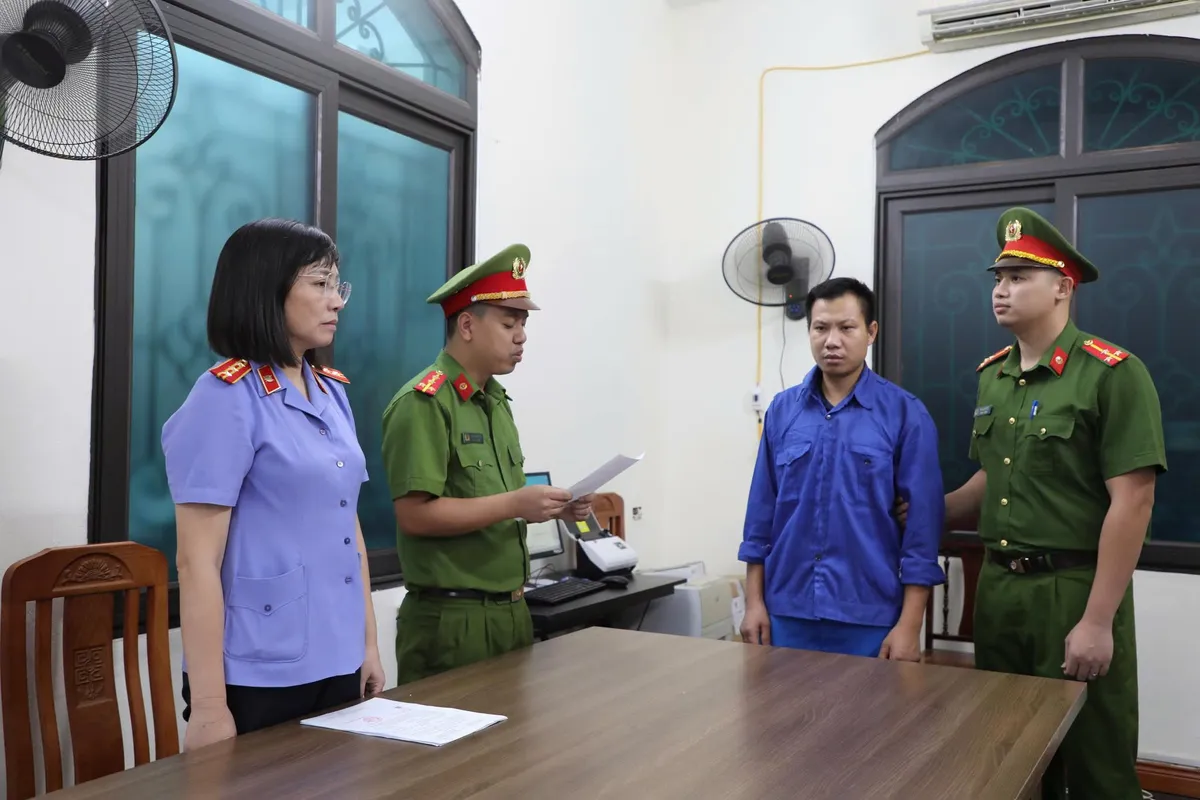 Hai đối tượng đầu thú sau khi mua bán hơn 18 tấn gỗ sa mu dầu thuộc nhóm IA - Ảnh 1.