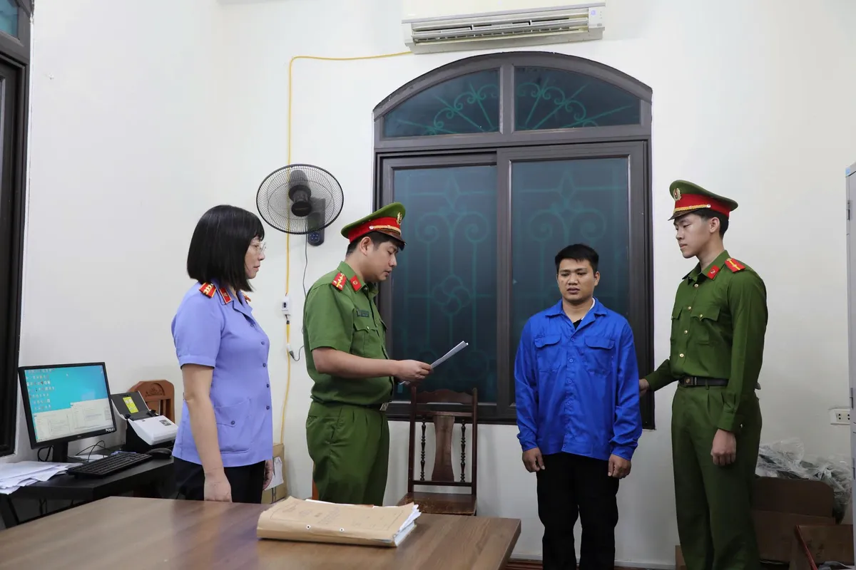 Hai đối tượng đầu thú sau khi mua bán hơn 18 tấn gỗ sa mu dầu thuộc nhóm IA - Ảnh 2.