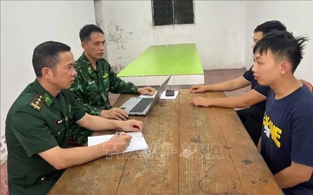 Đối tượng XU ZHUOTAO (Hứa Trác Thao) tại Đồn Biên phòng cửa khẩu quốc tế Móng Cái (Ban Chỉ huy Bộ đội Biên phòng thành phố Quảng Ninh). Ảnh: TTXVN