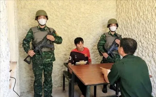 Đối tượng Sùng A Nơ và tang vật vụ án tại cơ quan điều tra. Ảnh: TTXVN