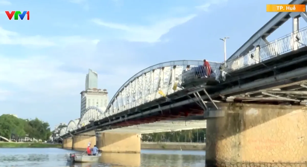Cầu Trường Tiền rạng rỡ màu nhũ bạc nguyên bản sau gần 4 tháng sửa chữa - Ảnh 1.