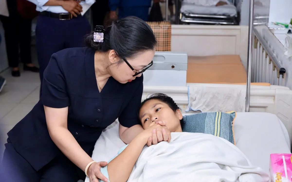 Thứ trưởng Nguyễn Thị Quyên Thanh thăm hỏi, động viên cô giáo Hoàng Thị Hiền. Ảnh: MOET

