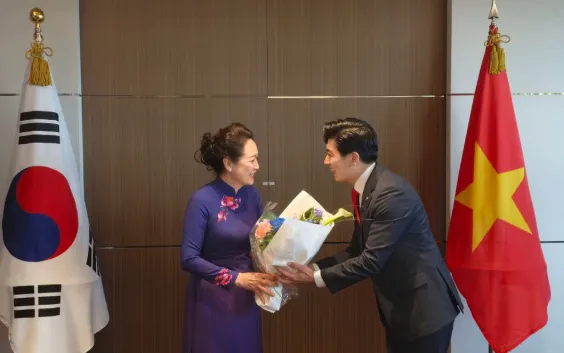 Chủ tịch Hiệp hội phát triển văn hóa Hàn Quốc Samuel Chung tặng hoa Phu nhân Nguyễn Thị Thanh Nga. (Ảnh: TTXVN)