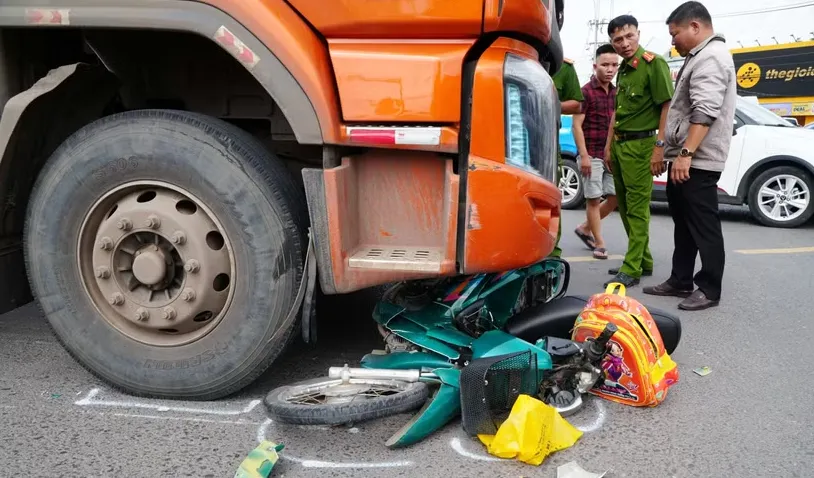 Ba người tử vong tại chỗ trong vụ va chạm giữa xe tải v&agrave; xe m&aacute;y  - Ảnh 1.
