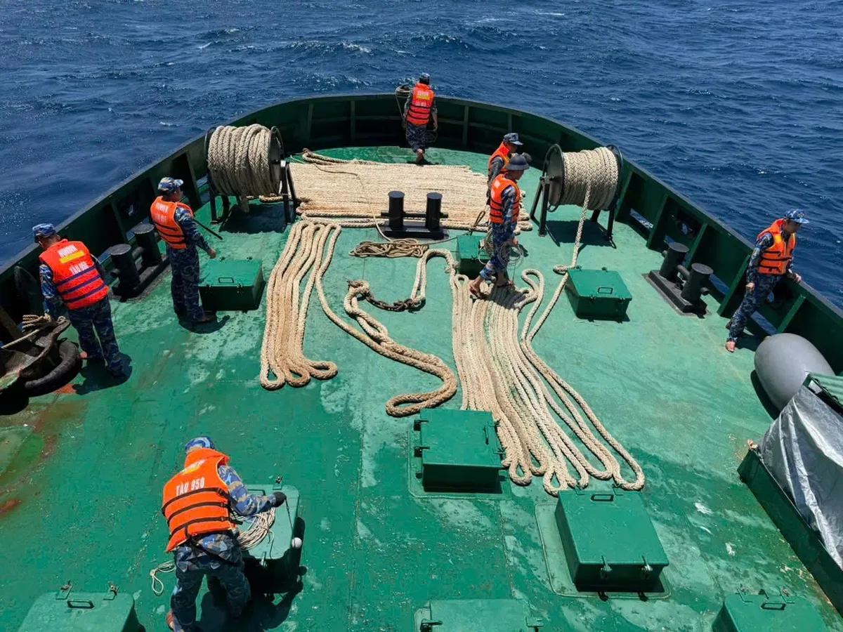 Tàu cá hỏng lái giữa biển, 13 ngư dân được Hải quân cứu kéo vào bờ - Ảnh 2.