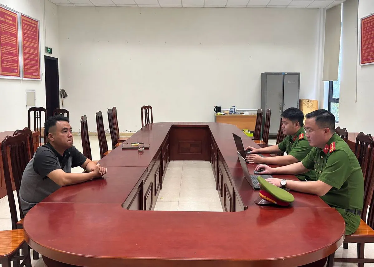Tạm giữ tài xế xe đầu kéo tông ô tô khách làm 3 người thương vong trên Quốc lộ 6 - Ảnh 3.