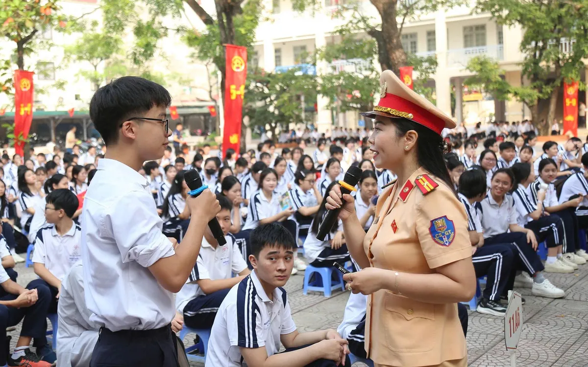 Cảnh sát giải đáp các quy định của pháp luật tại chương trình.