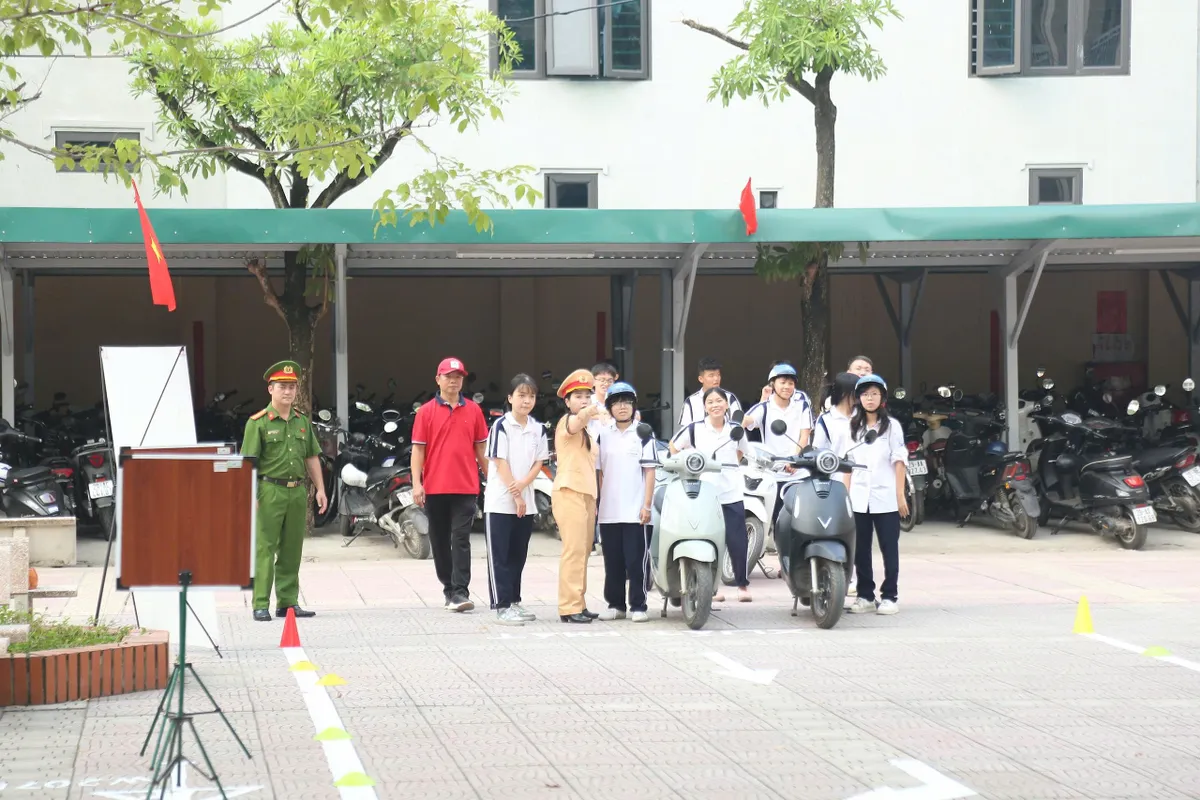 2.000 học sinh THPT Hà Nội thực hành kỹ năng tham gia giao thông an toàn - Ảnh 2.