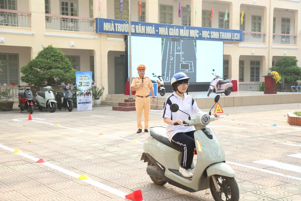 2.000 học sinh THPT Hà Nội thực hành kỹ năng tham gia giao thông an toàn - Ảnh 1.