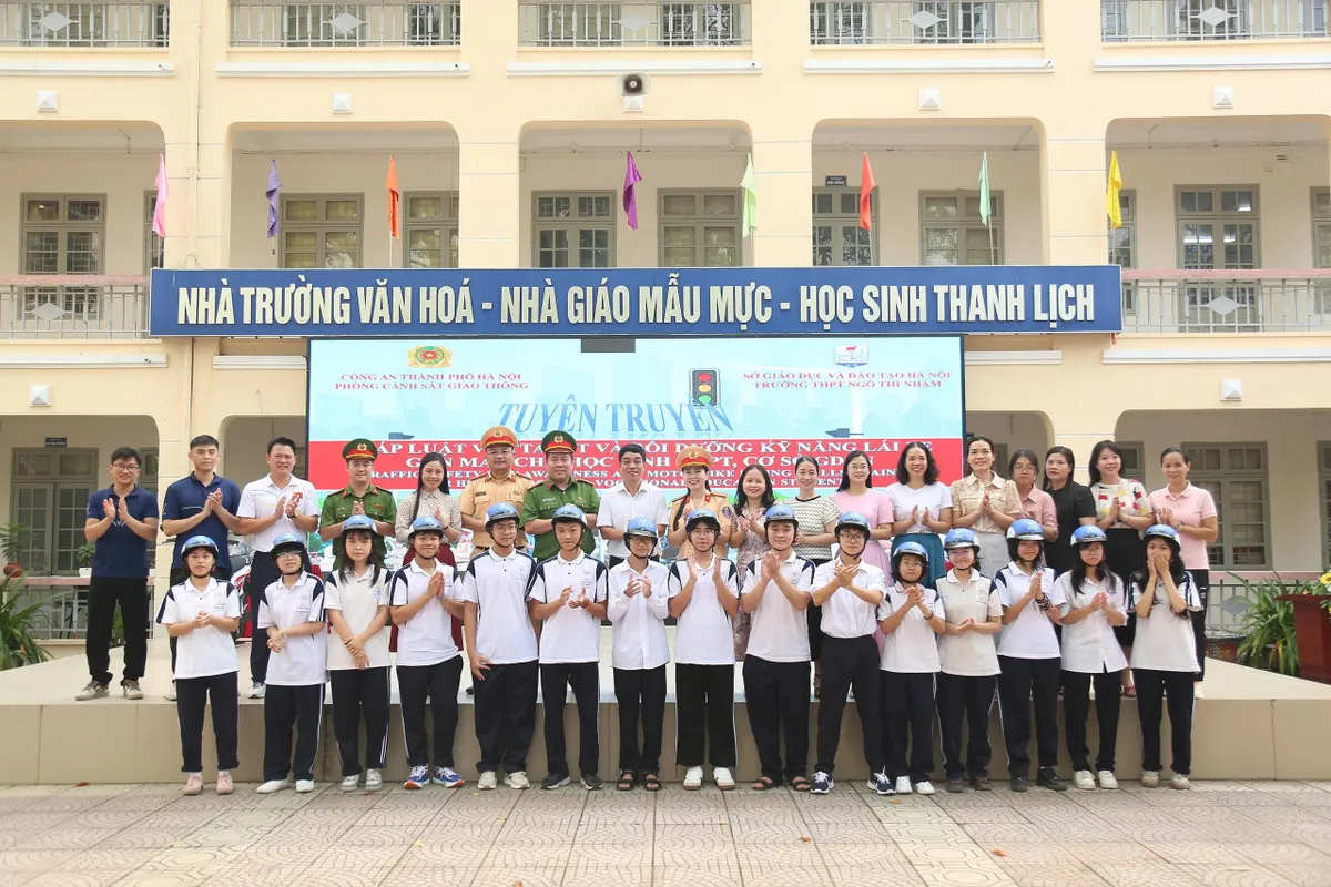 2.000 học sinh THPT Hà Nội thực hành kỹ năng tham gia giao thông an toàn - Ảnh 4.