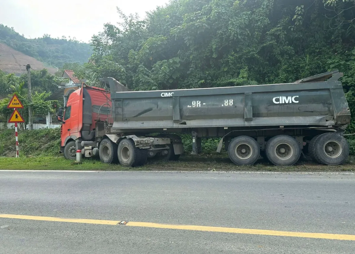 Tạm giữ tài xế xe đầu kéo tông ô tô khách làm 3 người thương vong trên Quốc lộ 6 - Ảnh 2.