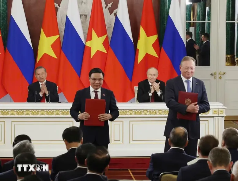 Tổng Bí thư, Chủ tịch nước Tô Lâm và Tổng thống Nga Vladimir Putin chứng kiến Lễ trao các văn kiện hợp tác - Ảnh 1.