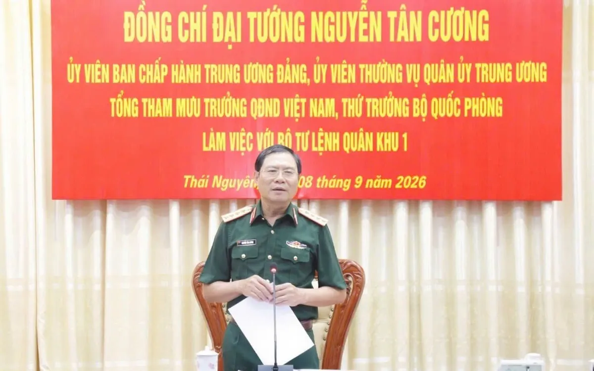 Đại tướng Nguyễn Tân Cương, Tổng Tham mưu trưởng Quân đội nhân dân Việt Nam, Thứ trưởng Bộ Quốc phòng phát biểu chỉ đạo tại buổi làm việc. Ảnh: Duy Đức
