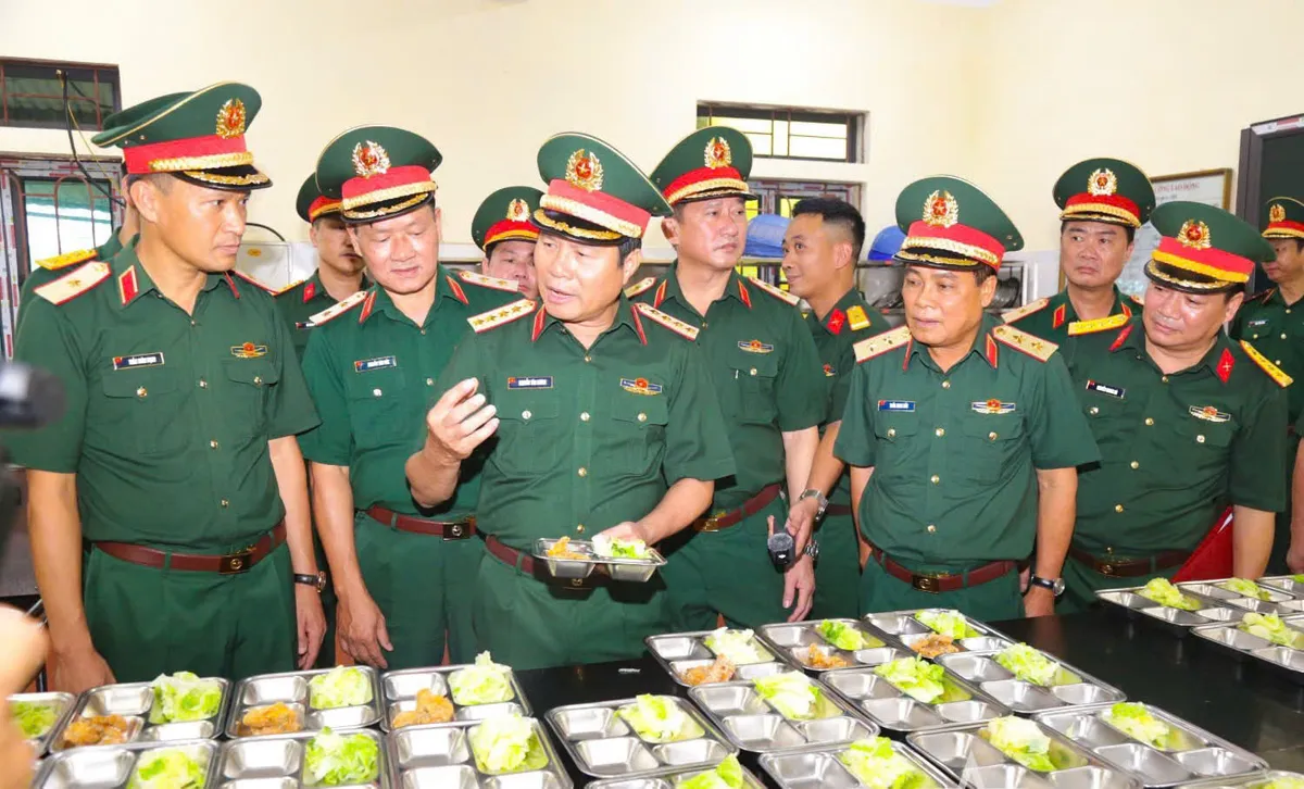 Quân khu 1 tiếp tục phát huy truyền thống anh hùng, đoàn kết, chủ động, sáng tạo - Ảnh 2.