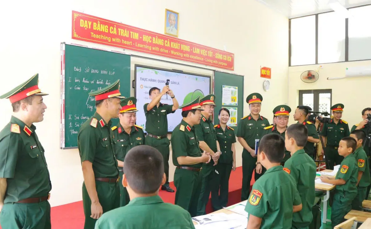 Quân khu 1 tiếp tục phát huy truyền thống anh hùng, đoàn kết, chủ động, sáng tạo - Ảnh 1.