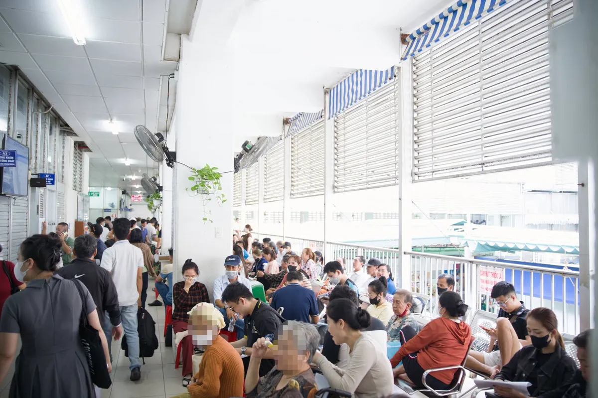 Bệnh viện Chợ Rẫy ghi nhận lượng bệnh nh&acirc;n đến kh&aacute;m v&agrave; điều trị trong ng&agrave;y cao kỷ lục - Ảnh 5.