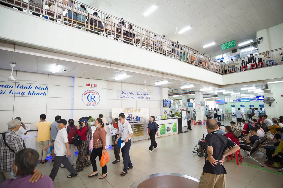 Bệnh viện Chợ Rẫy ghi nhận lượng bệnh nh&acirc;n đến kh&aacute;m v&agrave; điều trị trong ng&agrave;y cao kỷ lục - Ảnh 3.