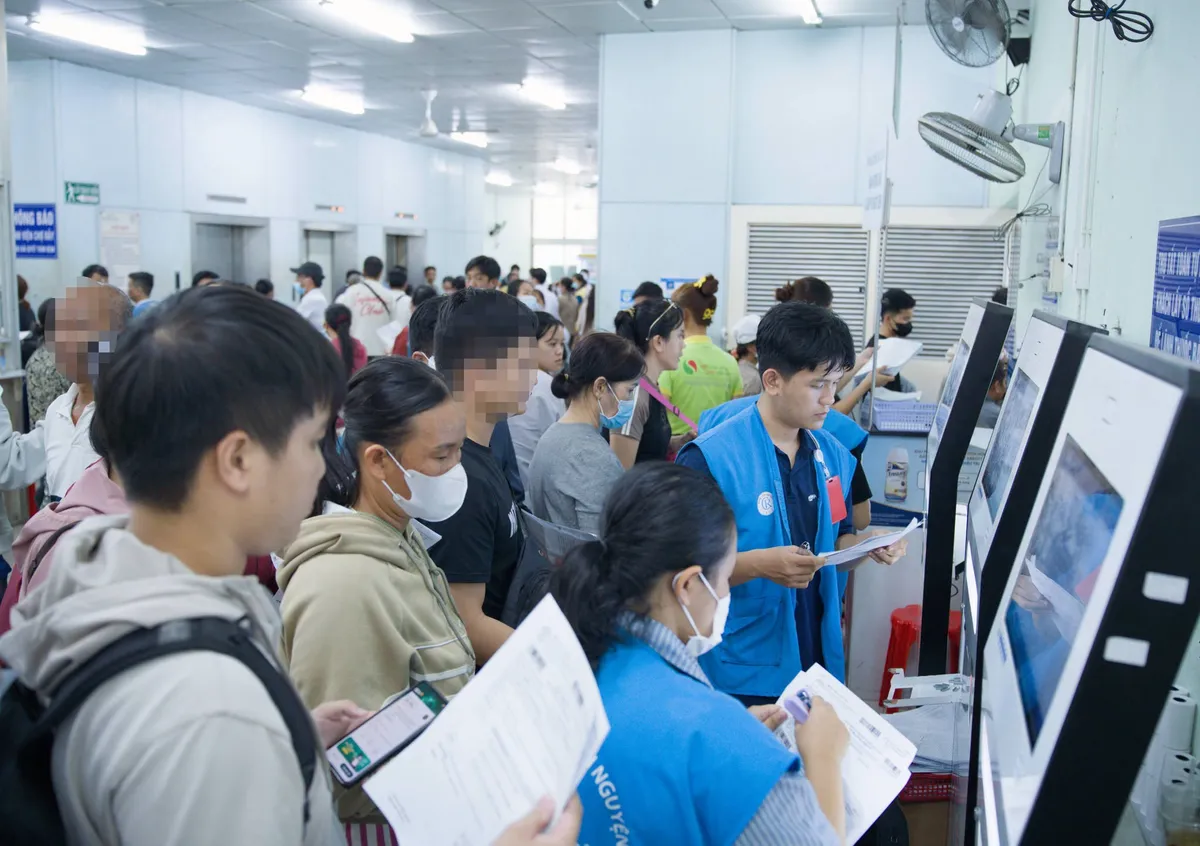 Bệnh viện Chợ Rẫy ghi nhận lượng bệnh nh&acirc;n đến kh&aacute;m v&agrave; điều trị trong ng&agrave;y cao kỷ lục - Ảnh 2.