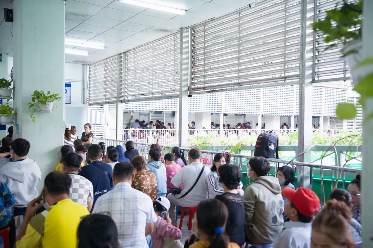 Bệnh viện Chợ Rẫy ghi nhận lượng bệnh nh&acirc;n đến kh&aacute;m v&agrave; điều trị trong ng&agrave;y cao kỷ lục - Ảnh 1.