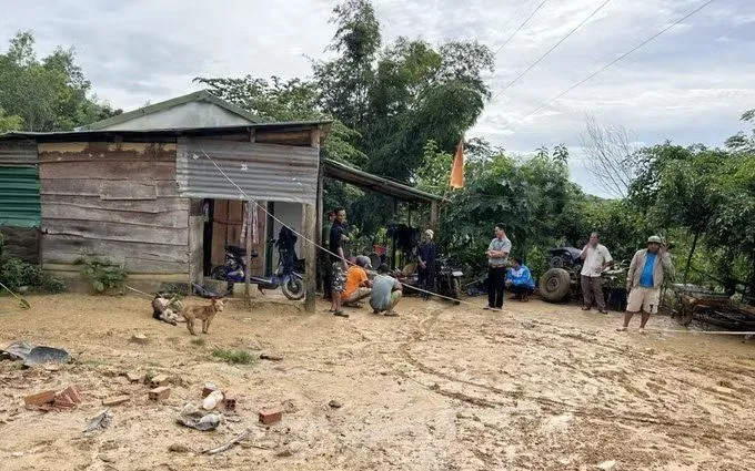 Ban chỉ huy Phòng chống thiên tai và tìm kiếm cứu nạn tỉnh Đắk Lắk vận động hộ dân trong vùng sạt lở sơ tán đến nơi an toàn. Ảnh tư liệu: TTXVN