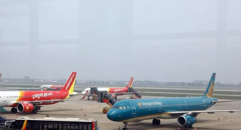 Hàng không khuyến cáo nguy cơ chậm, đổi lịch bay do mưa dông tại Nội Bài - Ảnh 1.