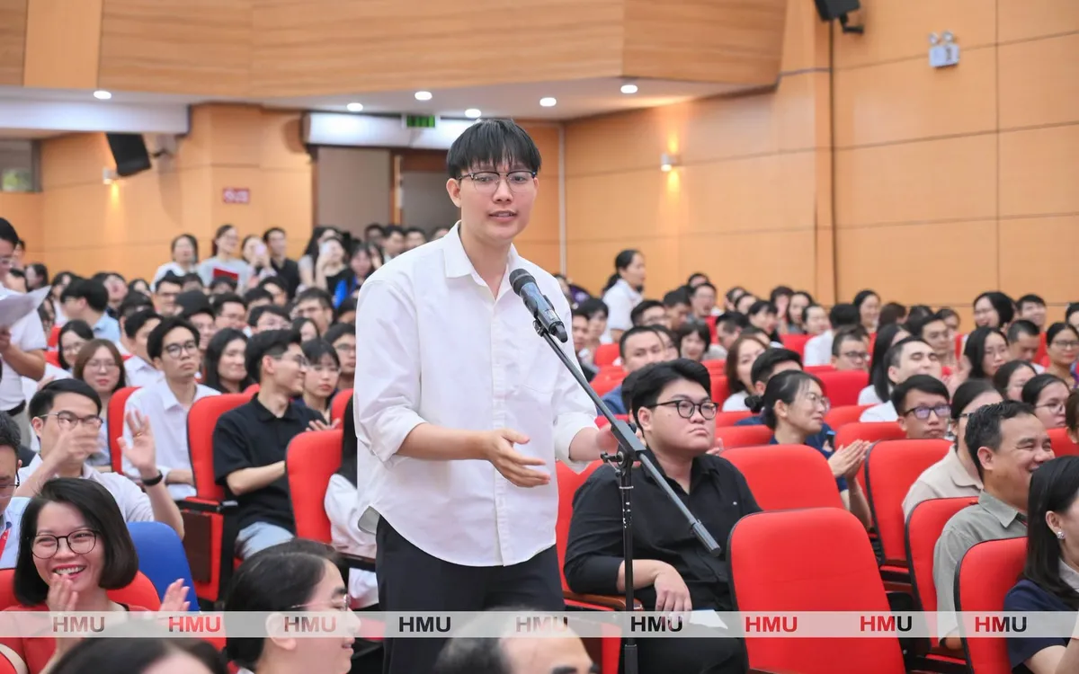 Nguyễn Đức Anh Quân là thí sinh đầu tiên bước lên bục lựa chọn chuyên ngành tại Match Day 2026. Ảnh: HMU