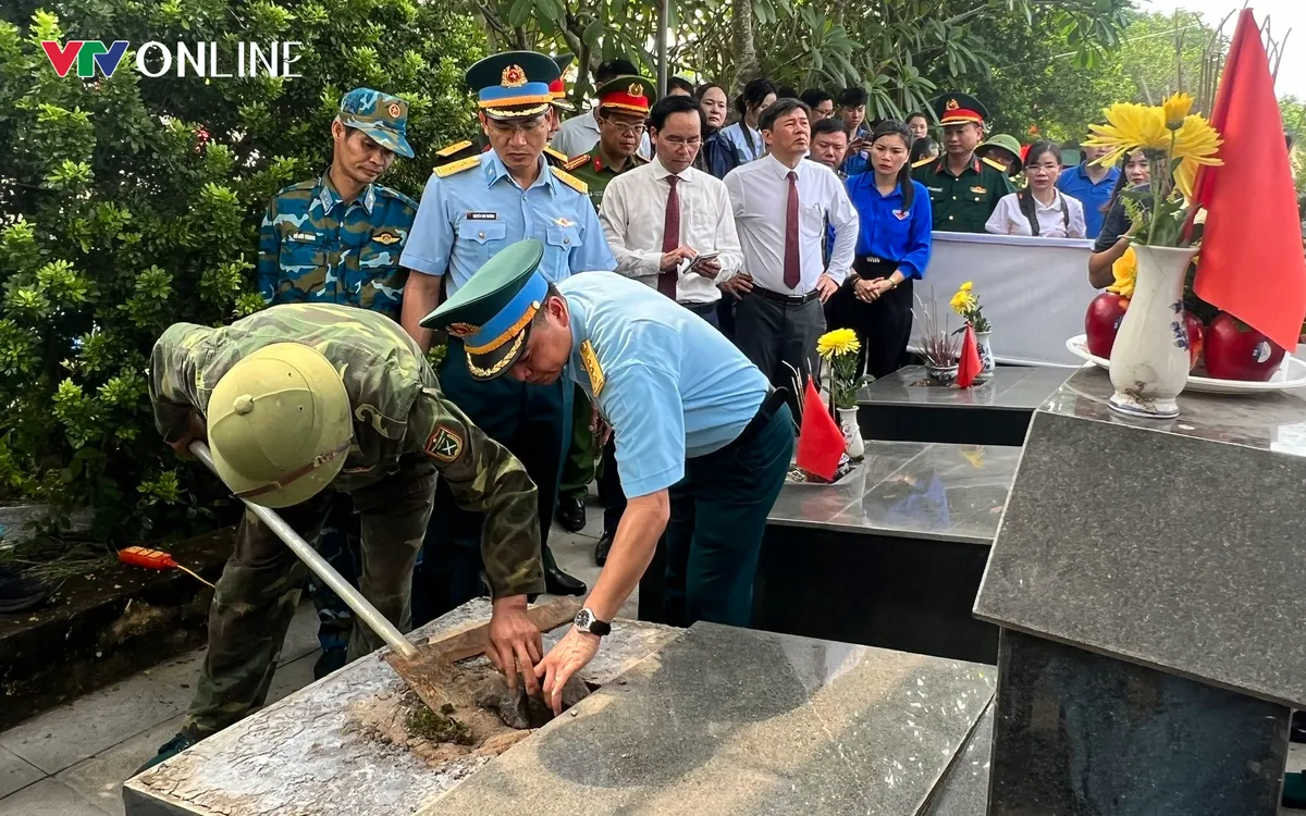 Thận trọng, thành kính dâng hương trước khi tiến hành khai quật phần mộ liệt sĩ.
