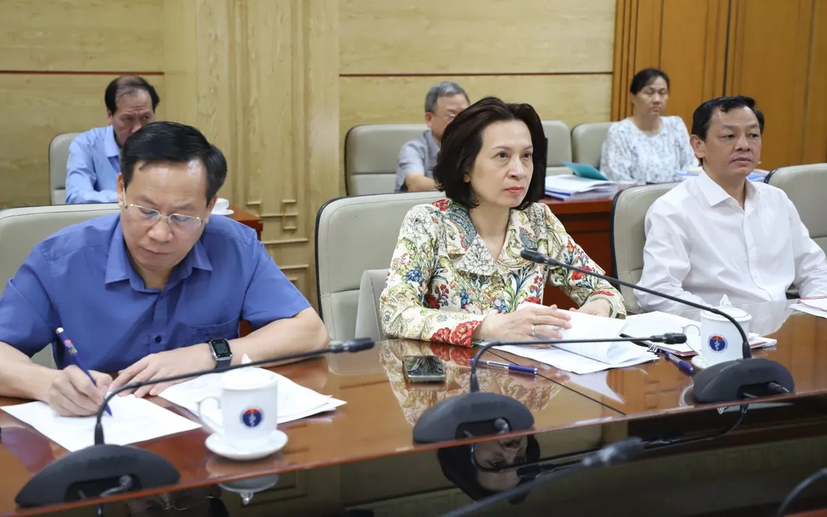 Các Thứ trưởng Bộ Y tế: Lê Đức Luận, Nguyễn Thị Liên Hương, Nguyễn Tri Thức đồng chủ trì cuộc họp. Ảnh: Bộ Y tế