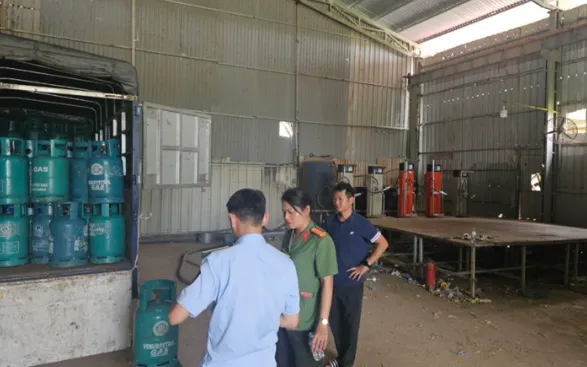 Cơ sở san chiết gas trái phép. Ảnh: Cổng TTĐT Công an TP Hà Nội