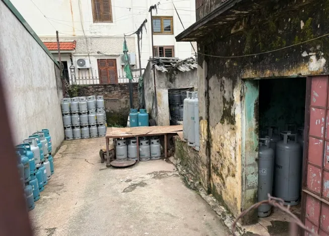 Ph&aacute;t hiện nhiều cơ sở san chiết gas tr&aacute;i ph&eacute;p, c&oacute; dấu hiệu bu&ocirc;n b&aacute;n gas giả tại H&agrave; Nội- Ảnh 1.