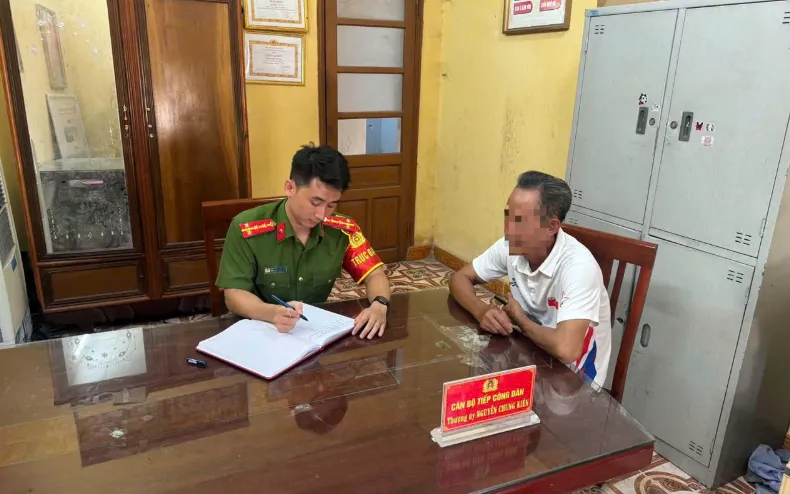 Công an xã Lê Quý Đôn làm việc và hướng dẫn tuyên truyền để người dân hiểu về phương thức thủ đoạn của tội phạm lừa đảo chiếm đoạt tài sản. Ảnh: Cổng TTĐT Công an Hưng Yên