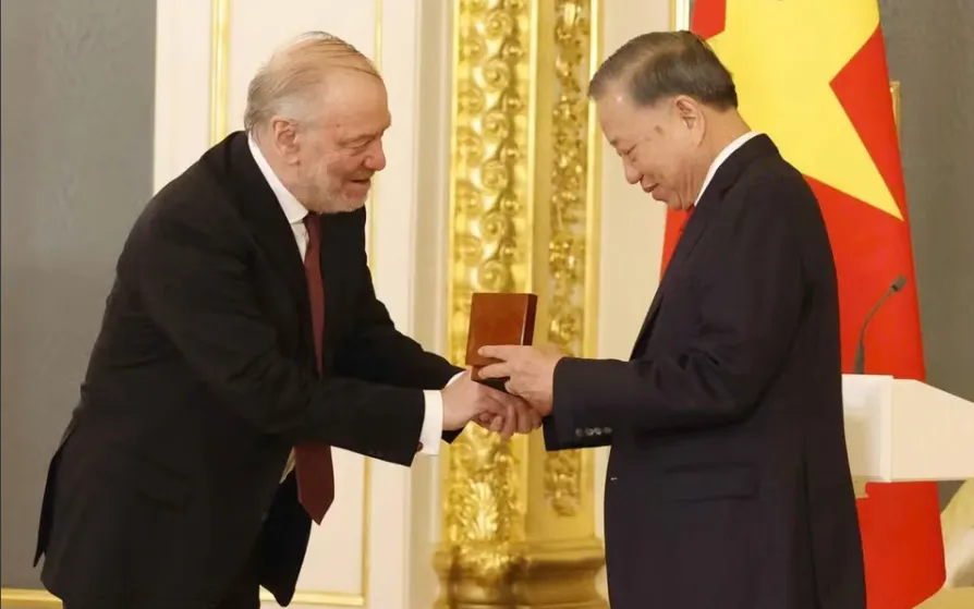 Nghệ sĩ Nhân dân Liên bang Nga Valery Gergiev, Chủ tịch Hội đồng Giám khảo Giải thưởng Hòa bình Lev Tolstoy trao Giải thưởng Hòa bình Lev Tolstoy năm 2026 cho Tổng Bí thư, Chủ tịch nước Tô Lâm. (Ảnh: TTXVN)
