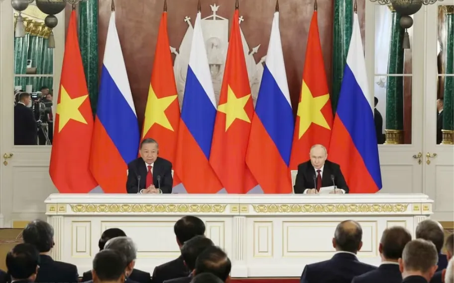 Tổng Bí thư, Chủ tịch nước Tô Lâm và Tổng thống Nga Vladimir Putin họp báo chung. (Ảnh: TTXVN)
